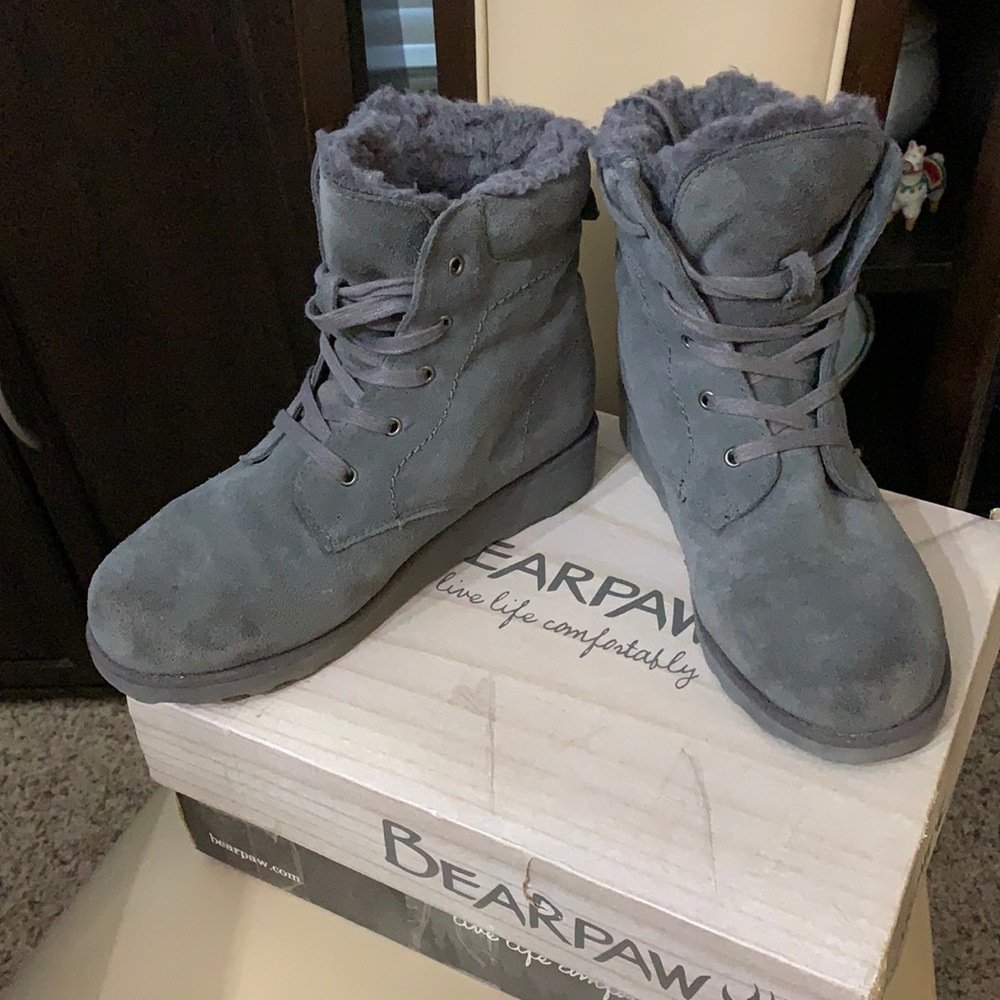 Bearpaw Phoebe grey suede boots. Size 8W
